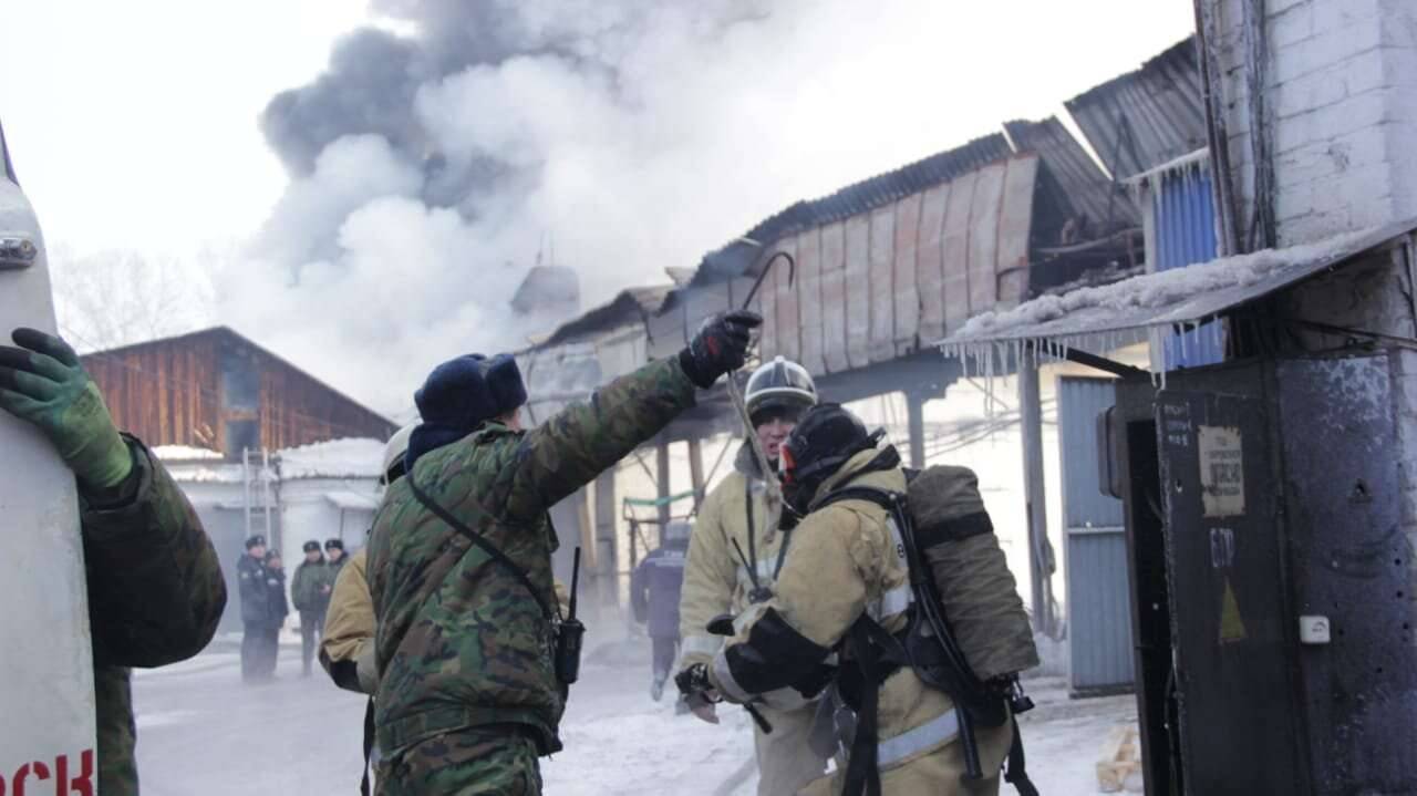 В Усть-Каменогорске горит маслозавод