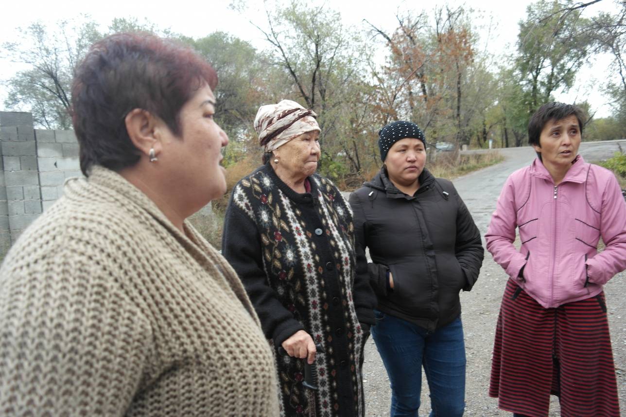 Женщины в посёлке "Байтерек" боятся выходить на улицу 