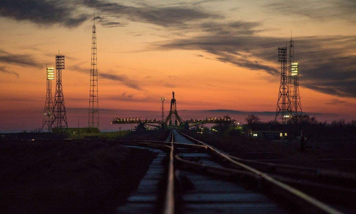 "Союз" доставили по рельсам на стартовую площадку космодрома Байконур