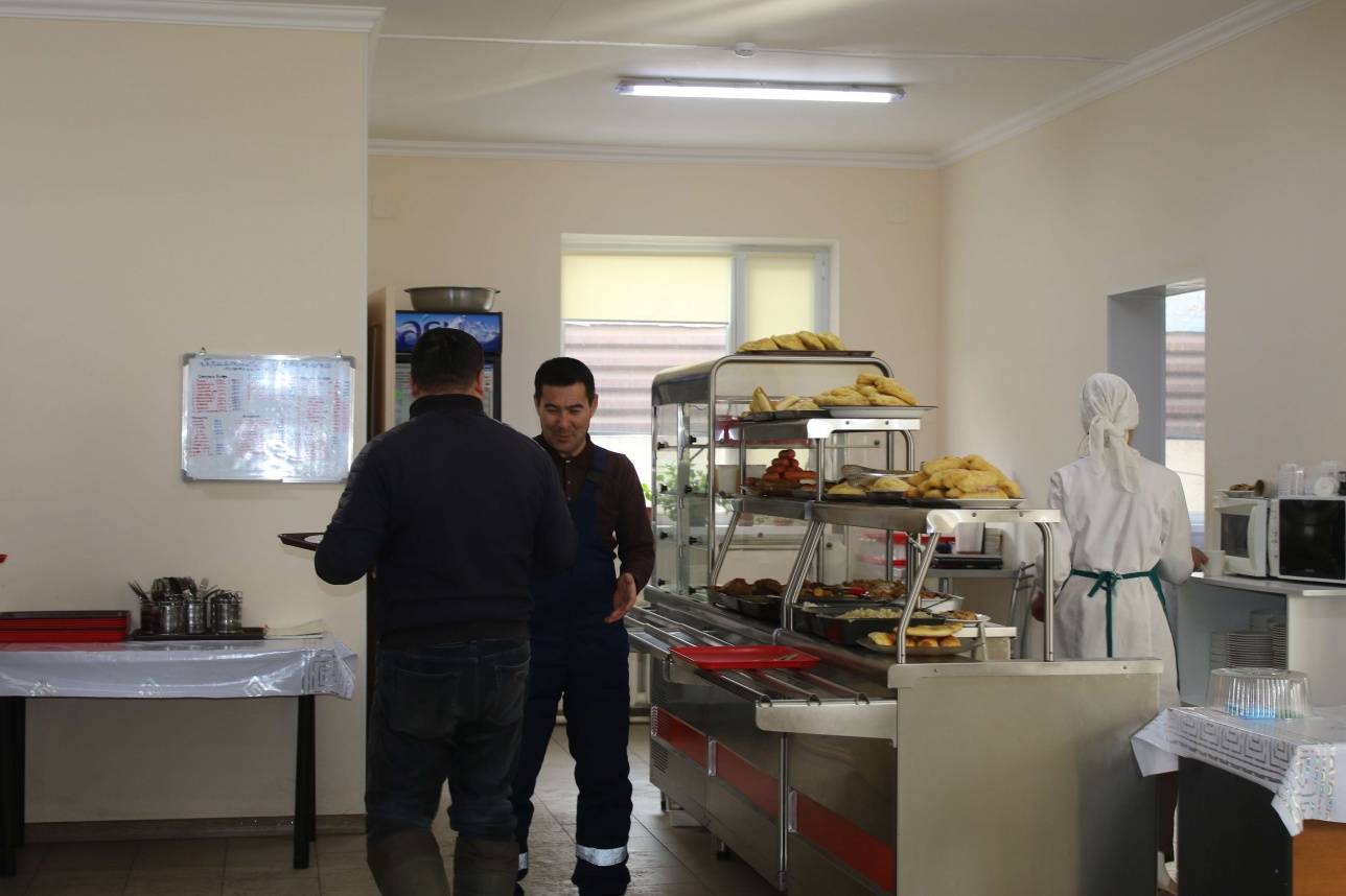 Ремонтная бригада обедает