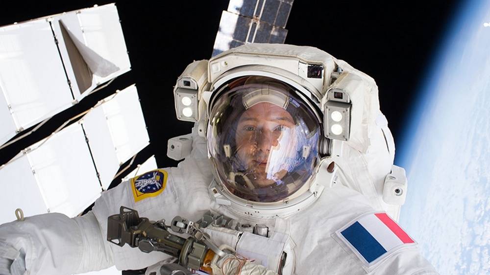 Плановые работы проводят астронавты на внешней поверхности МКС