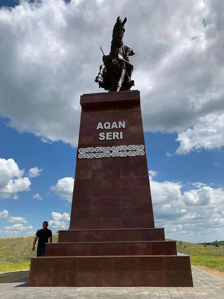 Памятник поэту и композитору Акану серэ