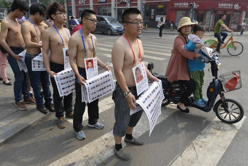 Жоғалған баланы іздейтін еріктілер.