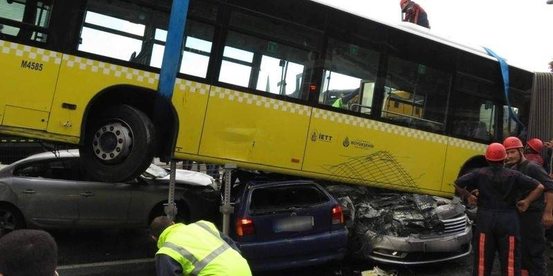 Автобус в результате ДТП "залетел" на крыши припаркованных рядом автомобилей