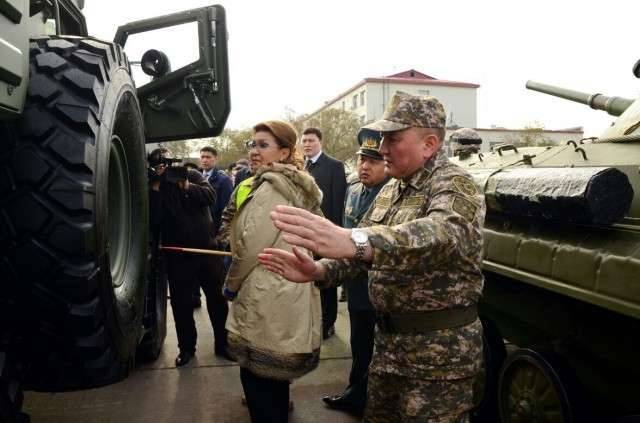 Дариге Назарбаевой показали новейшую технику воинской части