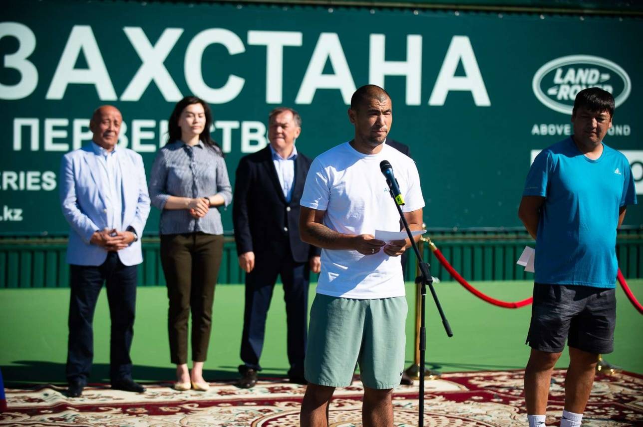 Участники турнира, капитаны команд и члены жюри зачитали клятвы