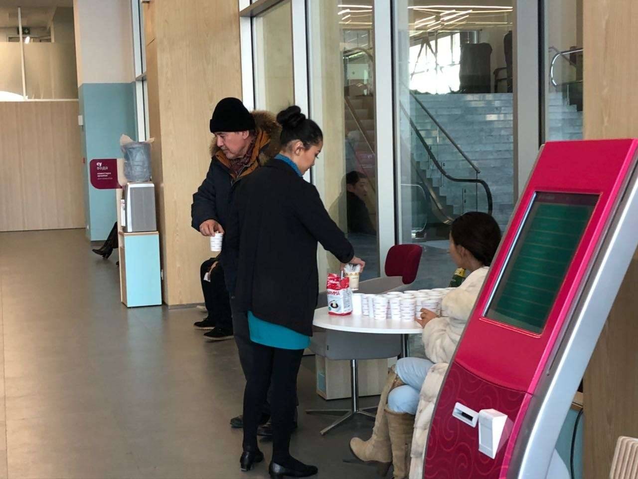 Сотрудница ForteBank заваривает чай замерзшей астанчанке