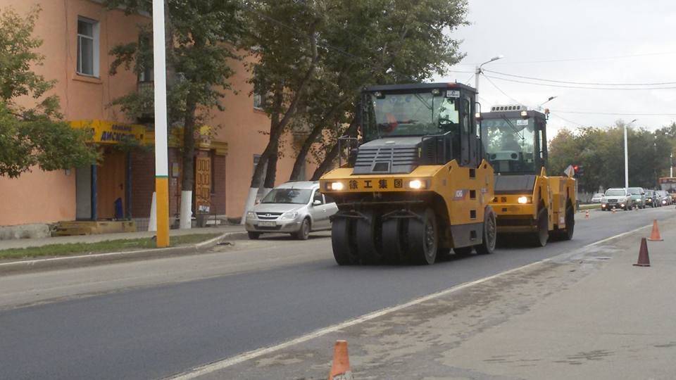 На улицах города спешно латают дыры и метут