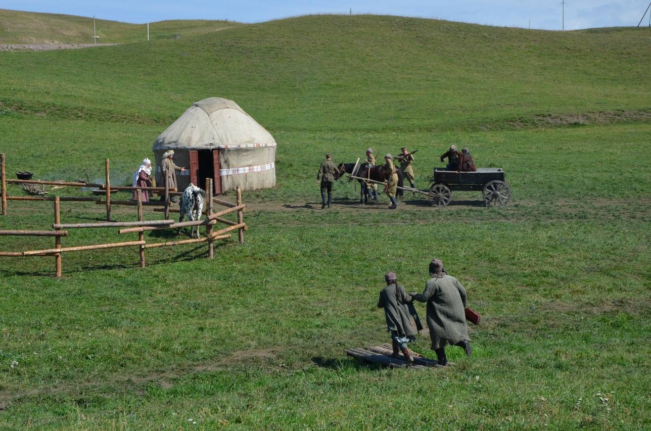 Амре с сестрёнкой бежит, чтобы встать на защиту односельчан