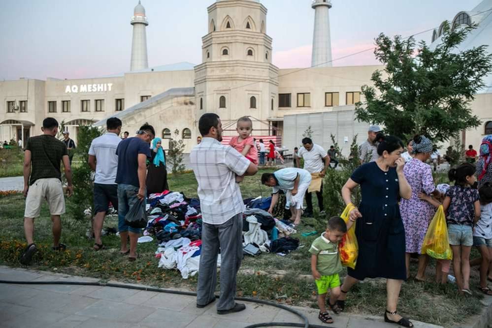 Возле центральной мечети "Ак мечеть" пострадавшие из Арыси разбирали переданную им одежду