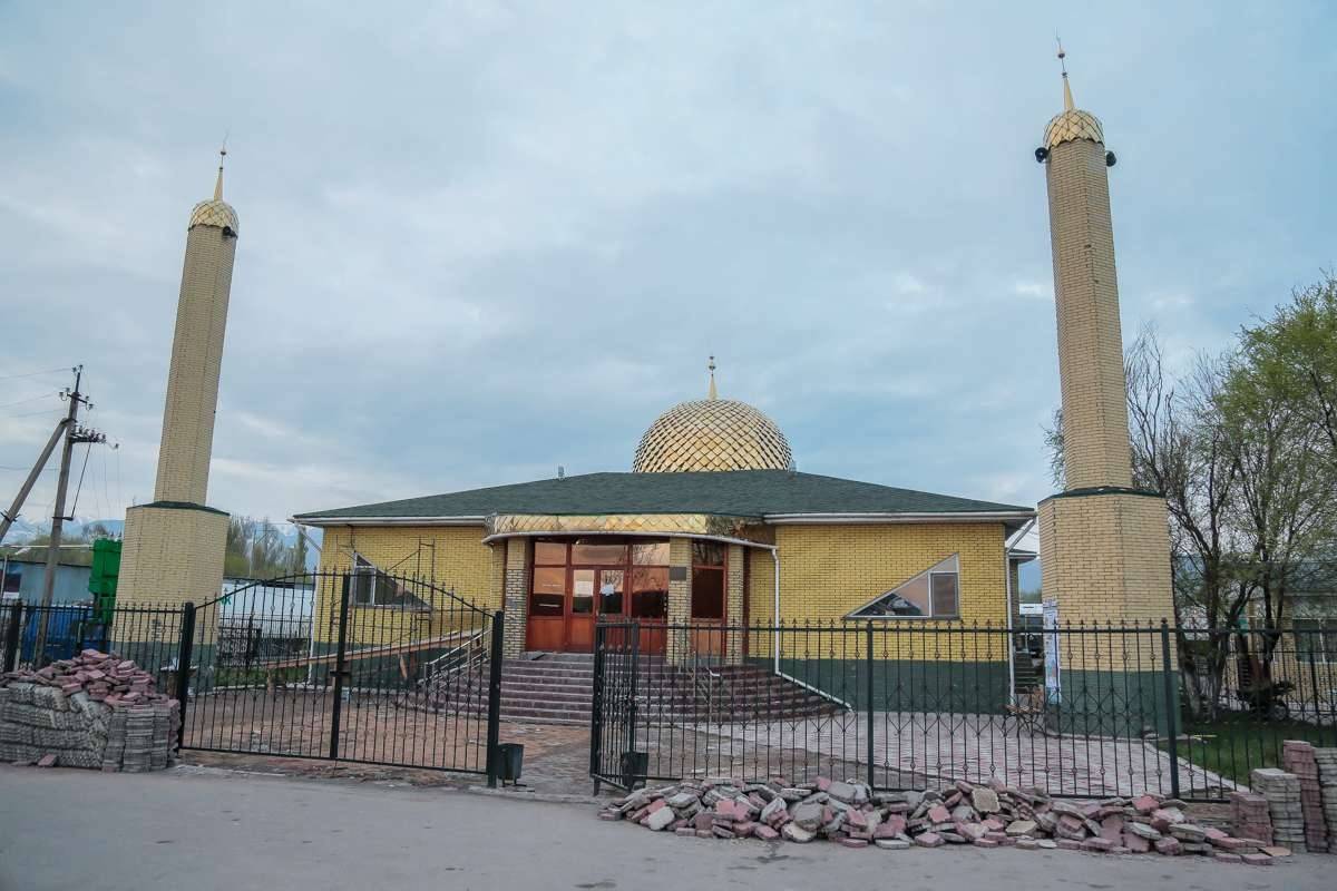 Рядом с блокпостом находится мечеть