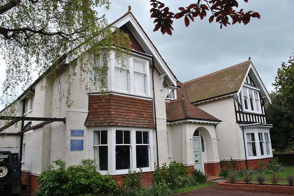 Одно из сохранившихся зданий школы Св.Киприана / by Elisa.rolle, фото из Wikipedia