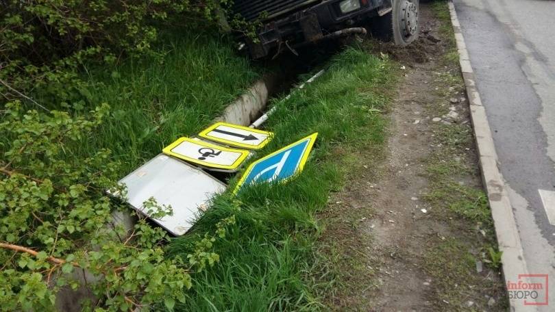 Автоцистерна снесла дорожные знаки