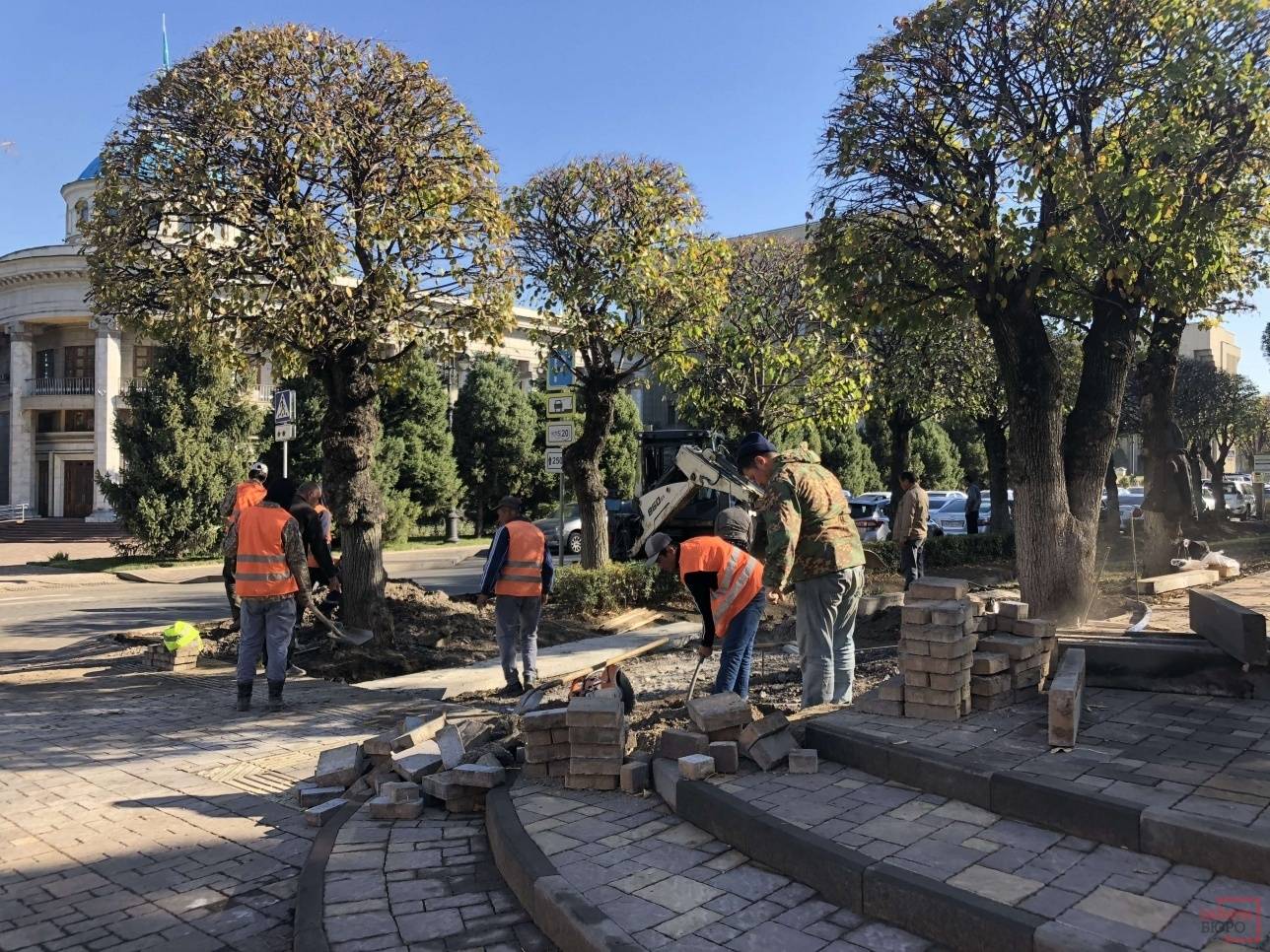 Возле акимата Алмалинского района