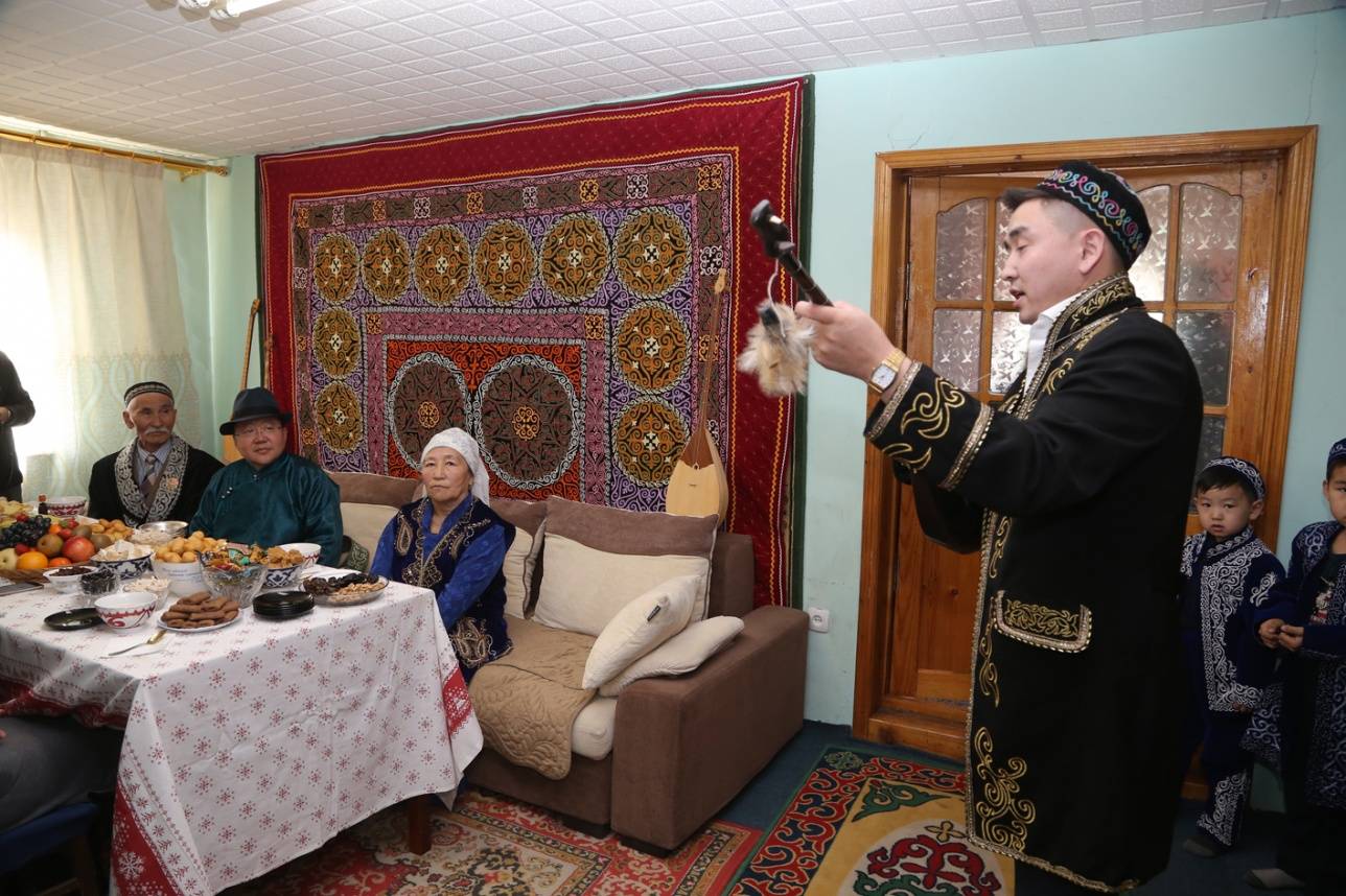 В честь праздника Наурыз монгольские казахи пели кюи на домбыре 