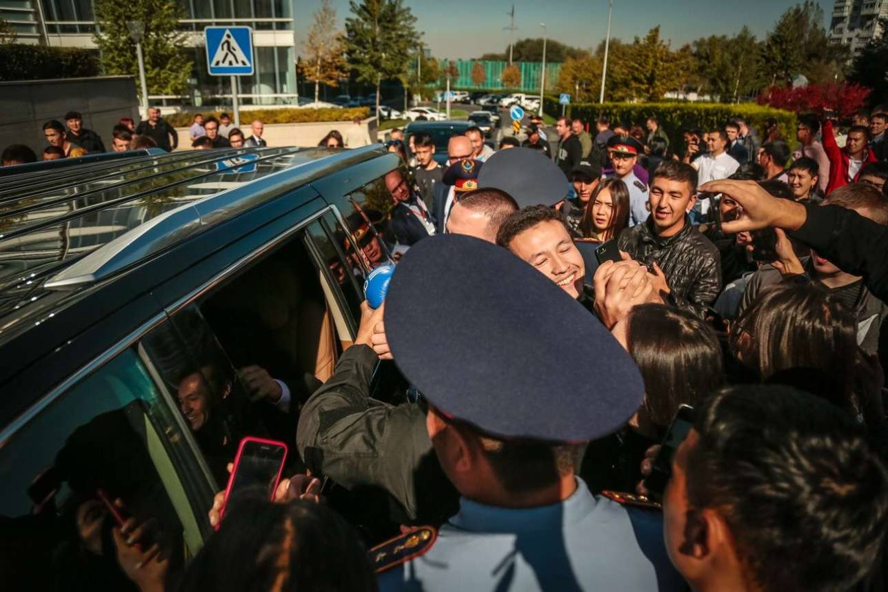 После брифинга Головкин встретился с фанатами, которые окружили автомобиль, в котором Геннадий находился