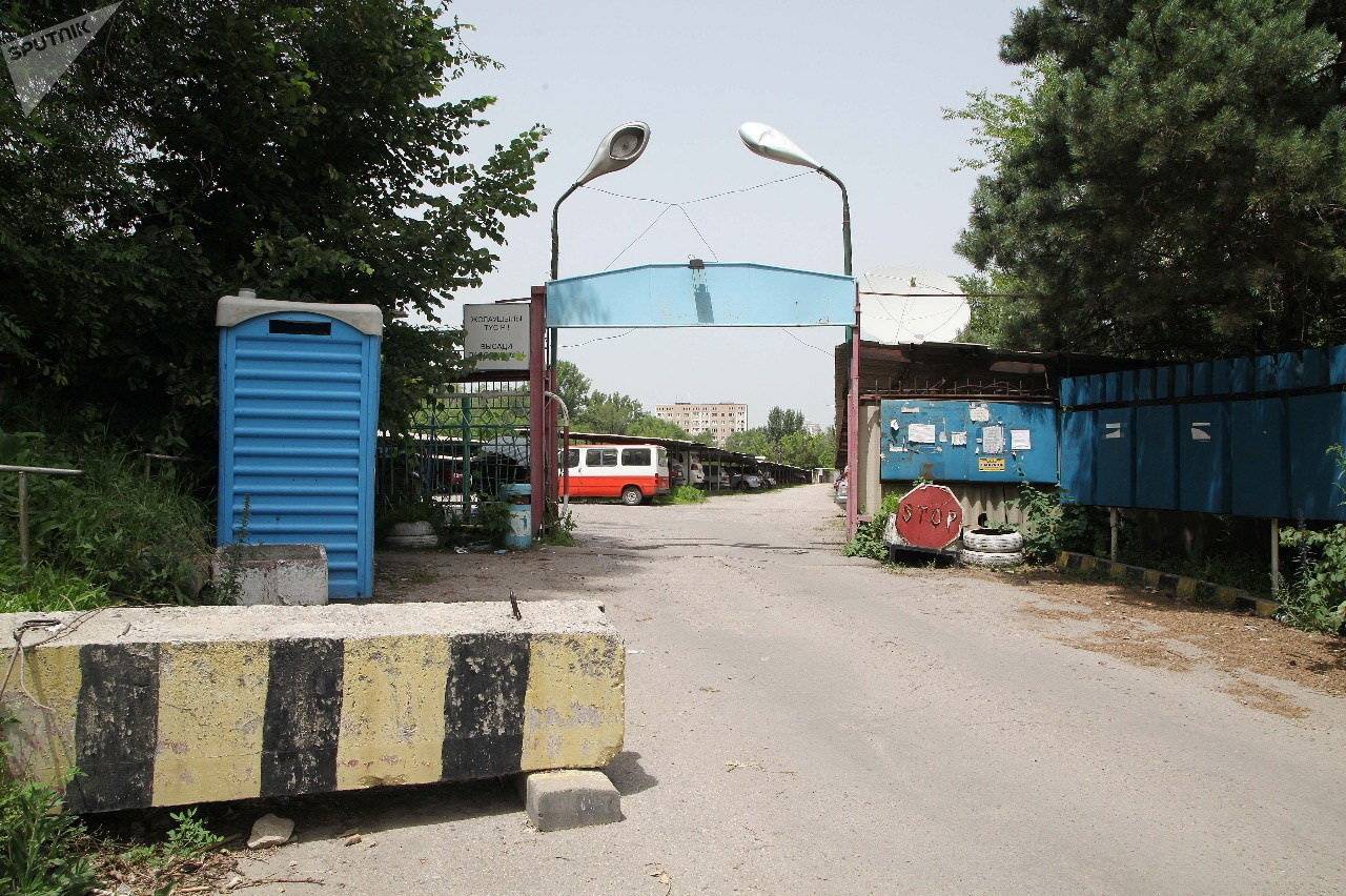 Стоянка, которую не могут поделить автовладельцы и застройщик