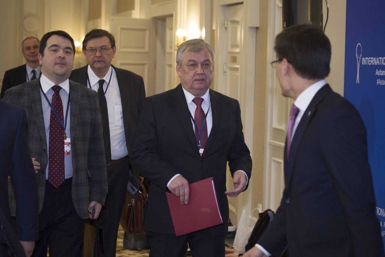 Александр Лаврентьев в центре 