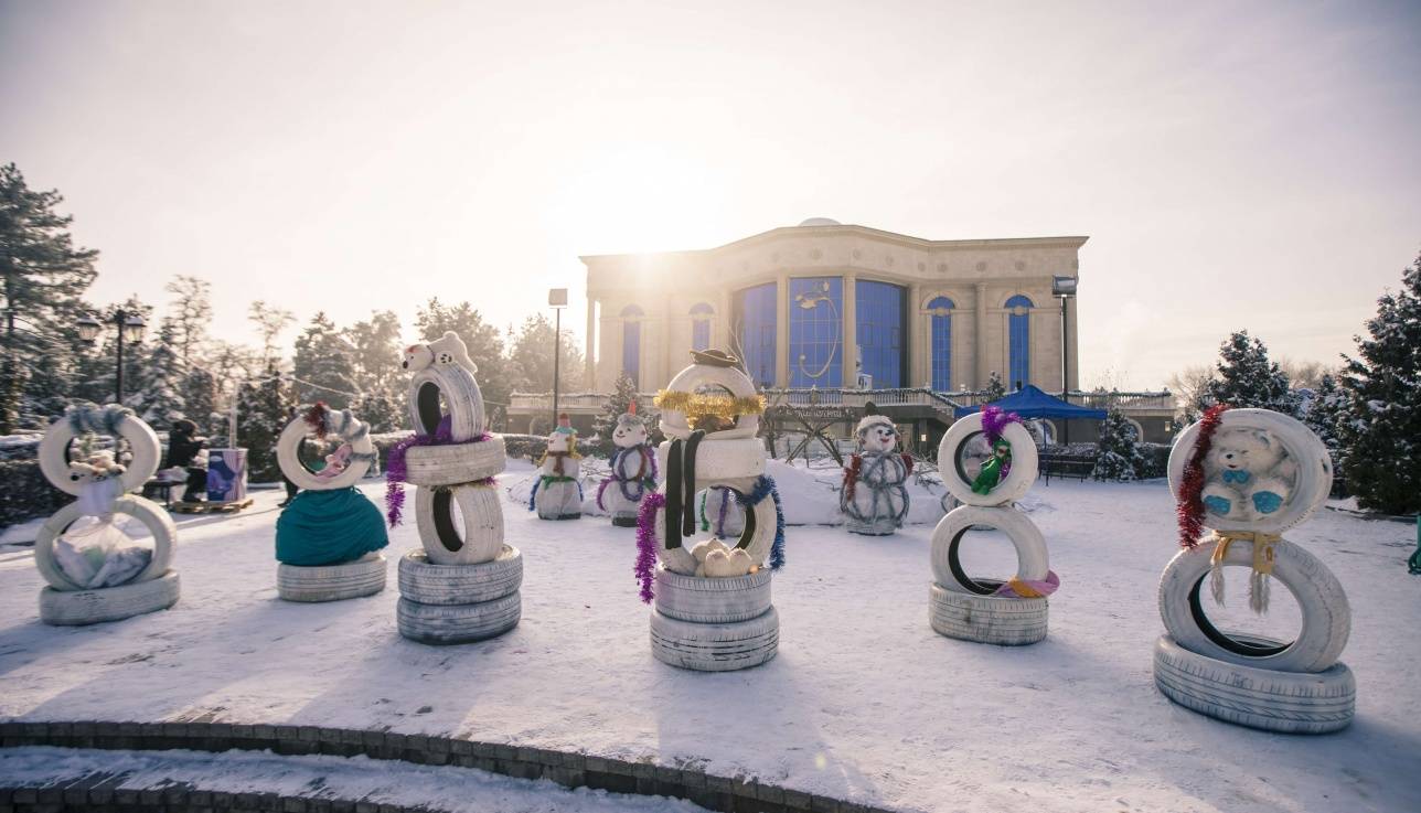 Снеговики из использованных шин