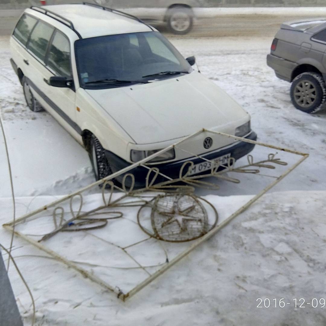 Новогоднее украшение упало на машину в Караганде