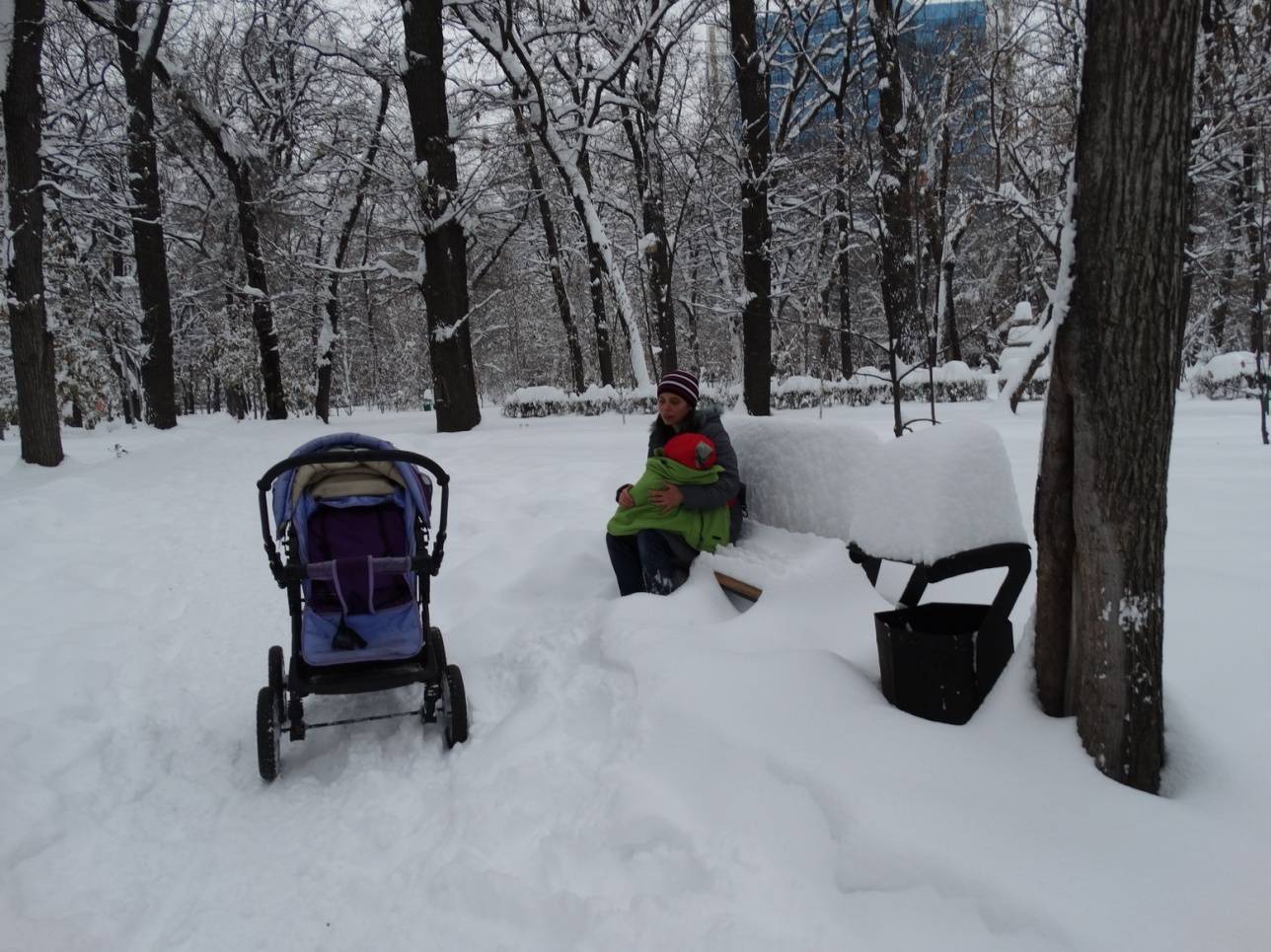 Мужественные мамочки выводят своих малышей на прогулку, не взирая на погодные условия