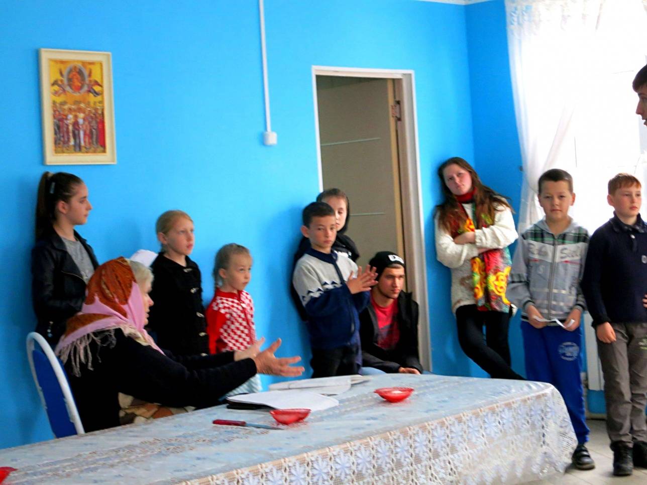 Педагог репетирует с воспитанниками воскресной школы Тургенского храма Пасхальную постановку