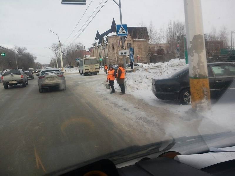 Акима региона возмутил необычный способ уборки города в мороз