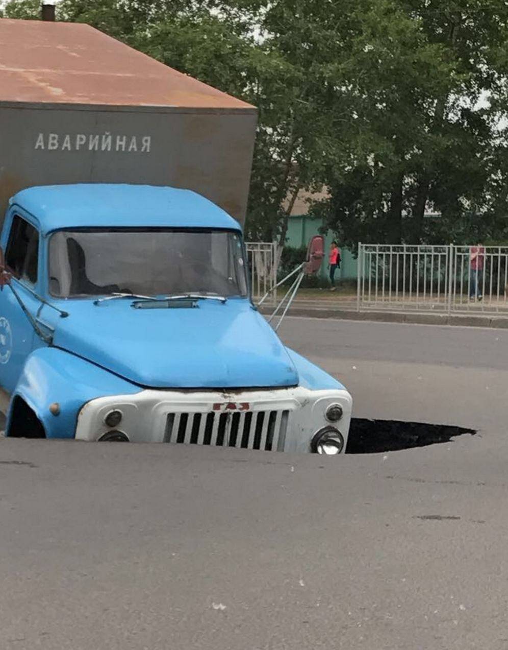 Огромную яму уже засыпали