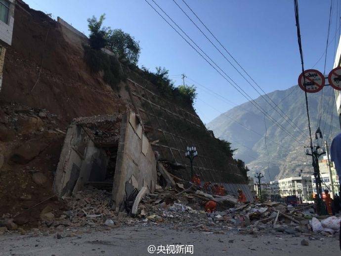 Под руинами оказались припаркованные машины