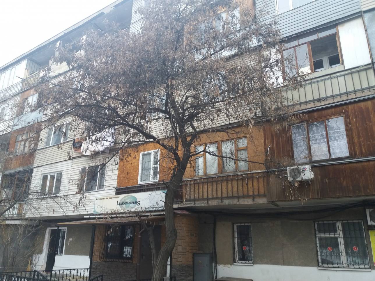 Семья Оркена живёт на втором этаже над офисом