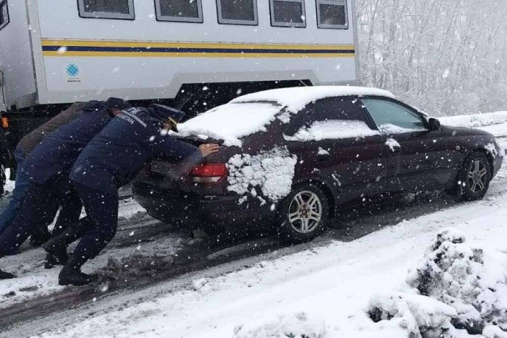 Автомобили вызволяют из заносов