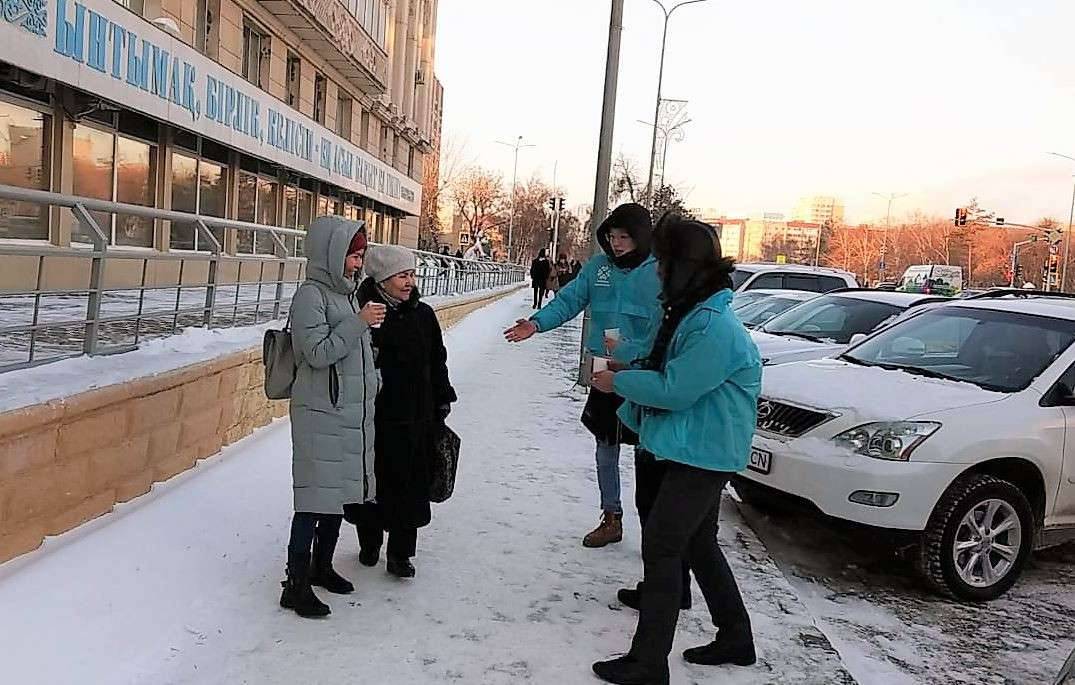 В районе Сарыарка бесплатно раздавали баурсаки и чай