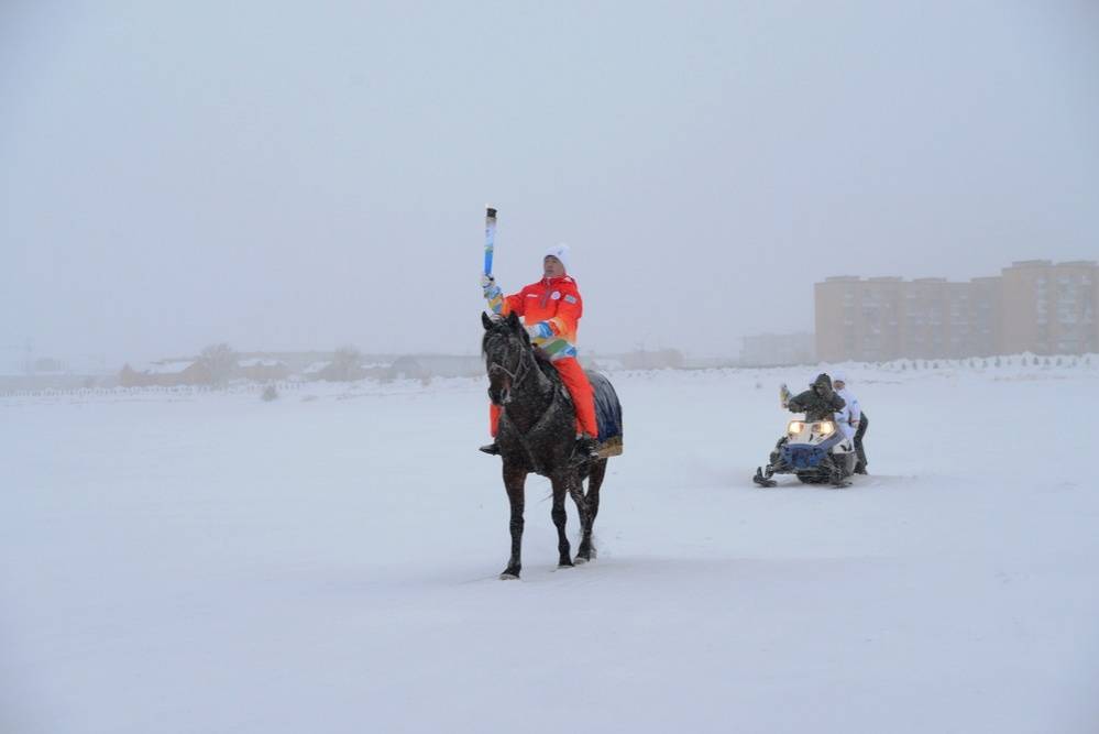 Огонь Универсиады пронесли верхом на коне 