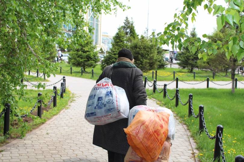 Подилая женщина уверяет, что её постоянно преследуют люди, отобравшие у неё квартиру