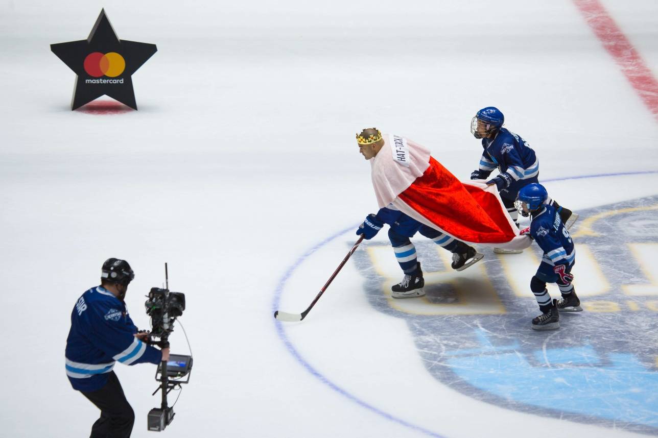 Буллит Найджел Доуса исполнял в роли "короля хет-триков"