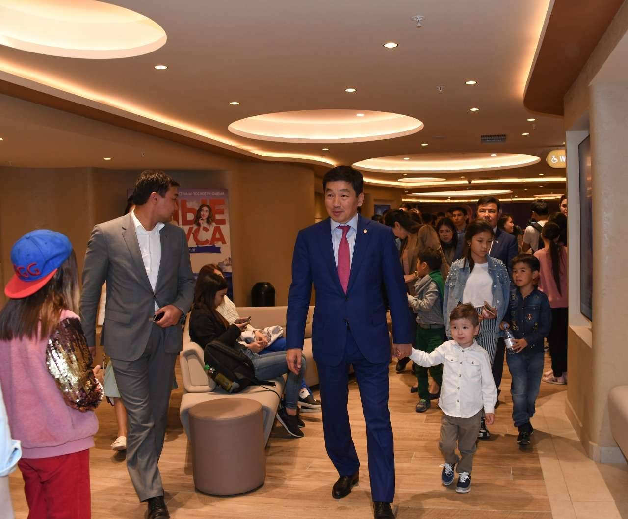 Бауыржан Байбек посетил благотворительный показ фильма "Аладдин"