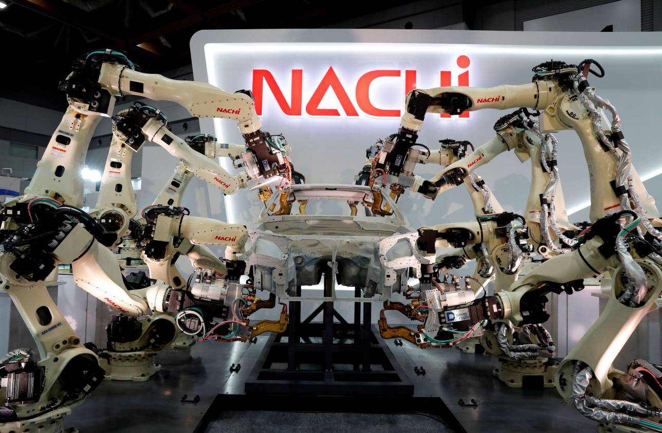 Робот компании Nachi Robotic Systems Inc демонстрирует систему точечной сварки