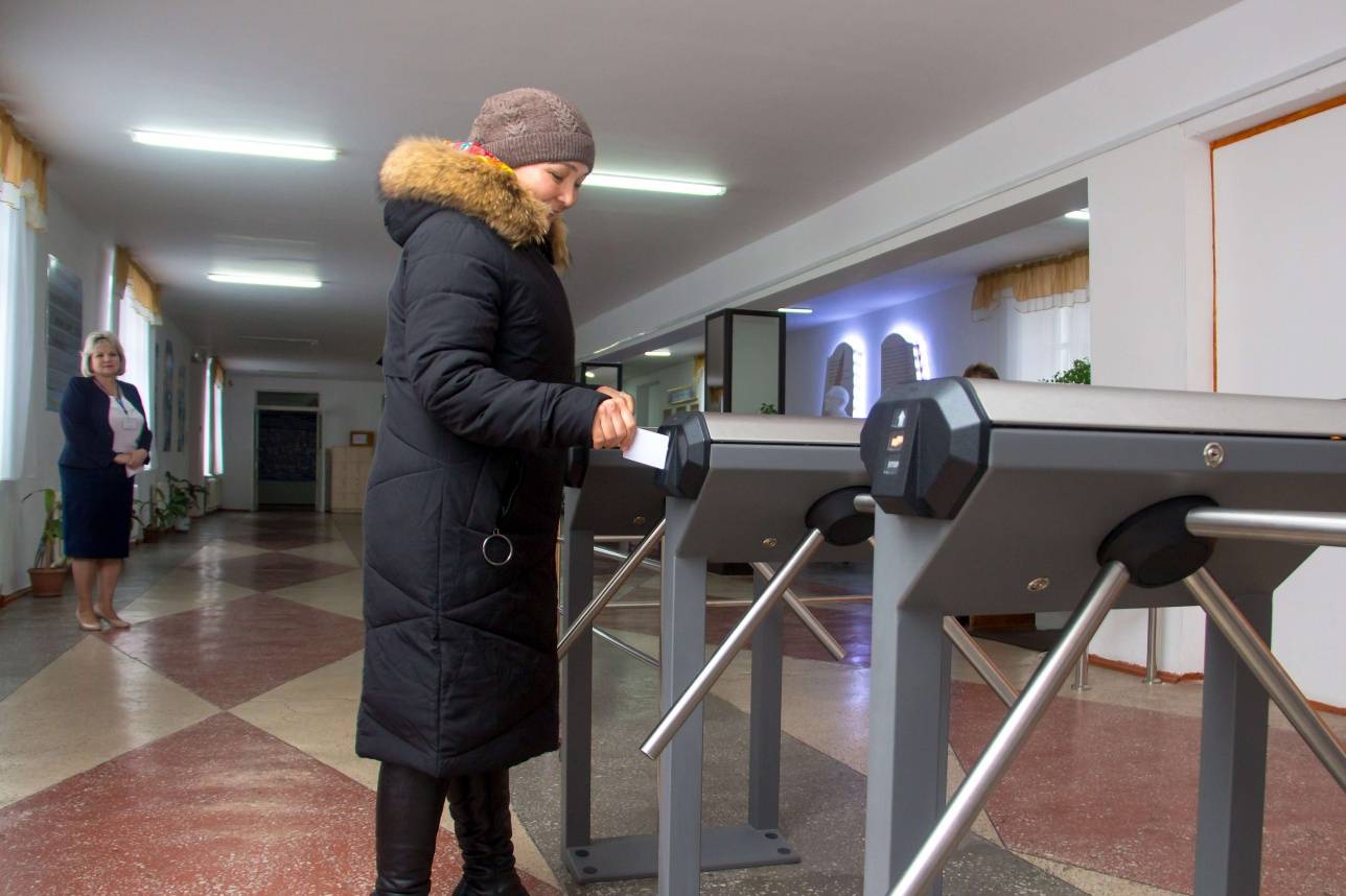 Вход и выход в школах только через турникеты