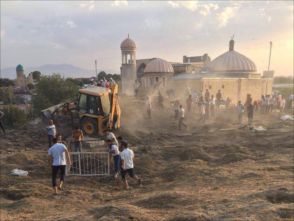 На этом кладбище покоятся два брата и мать Ислама Каримова