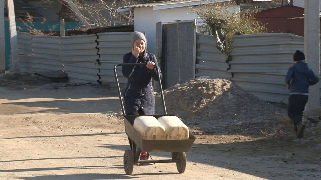 Ежедневно люди с тележками отправляются к единственному в ауле водопроводу