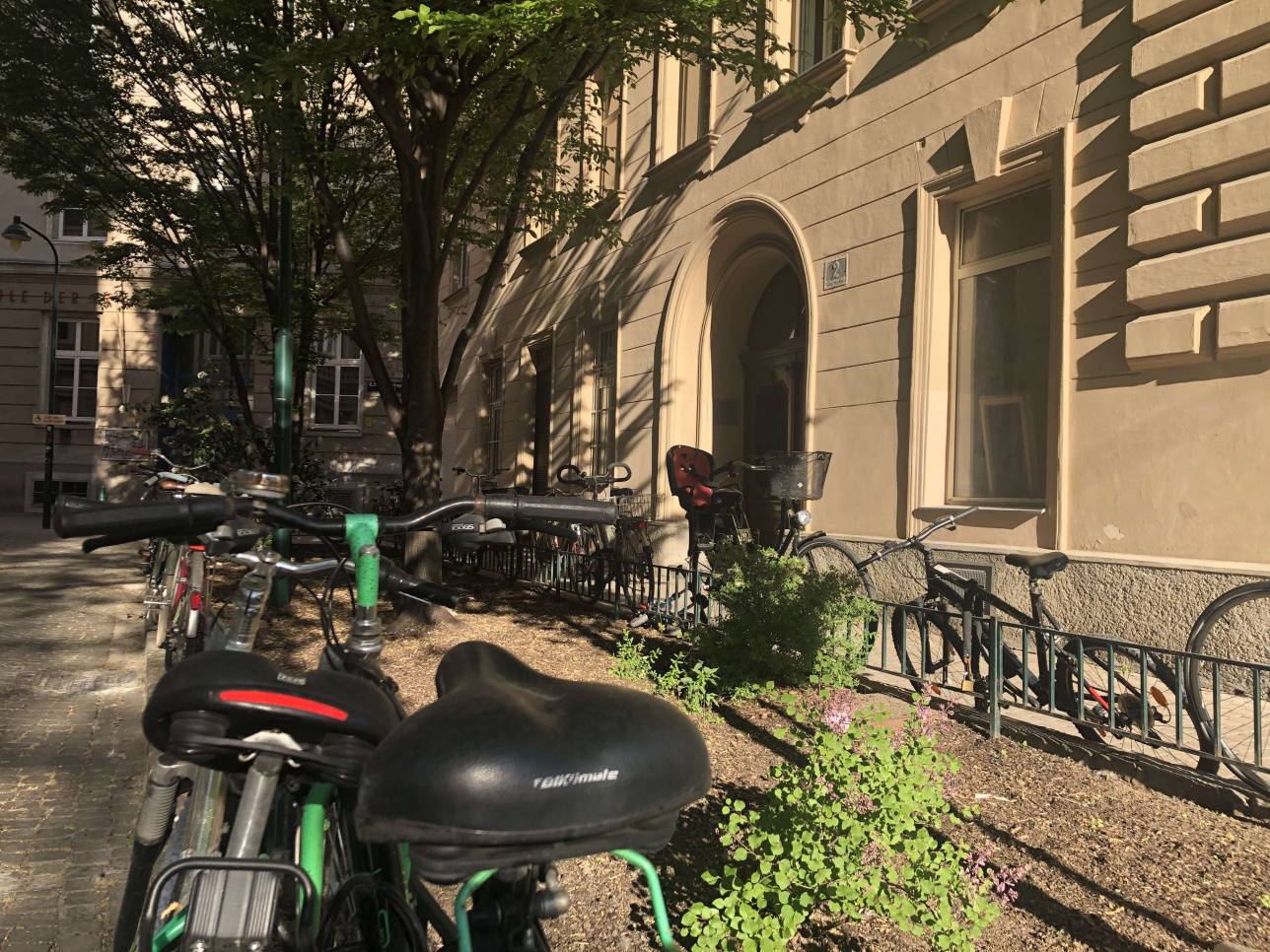 Парковку для велосипеда найти не сложно, можно оставить во дворе