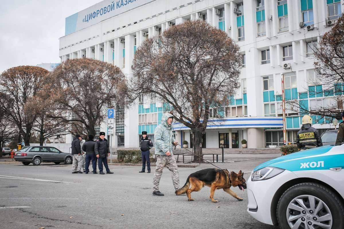 Из здания Площадь Республики, 13 в Алматы эвакуируют людей.