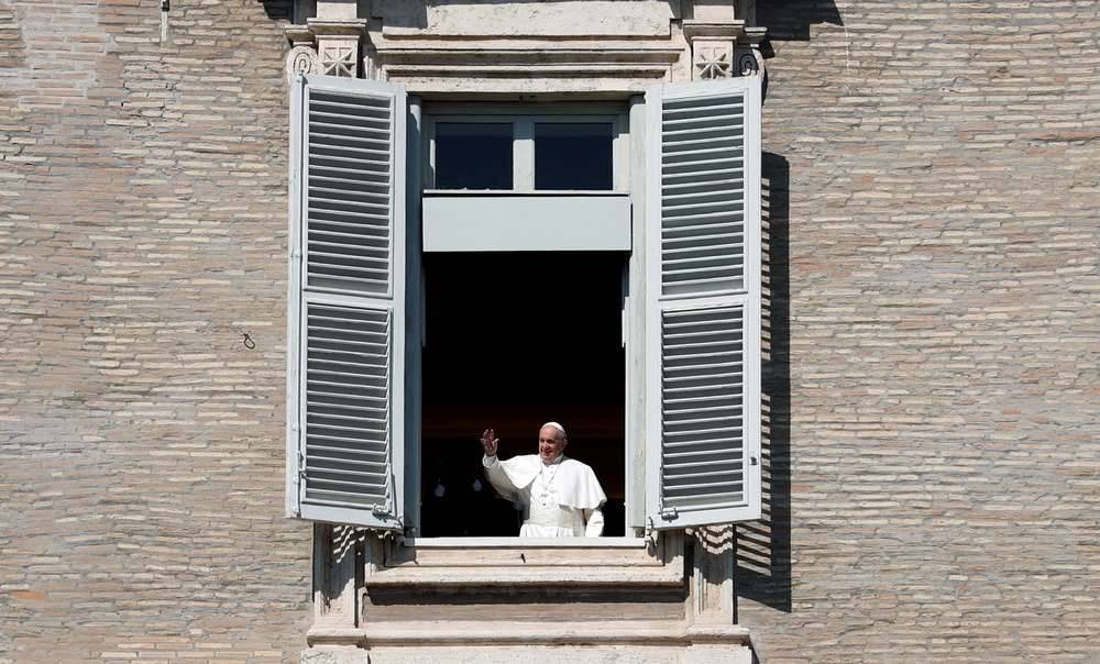 После проповеди папа римский всё же выглянул из окна и помахал собравшимся