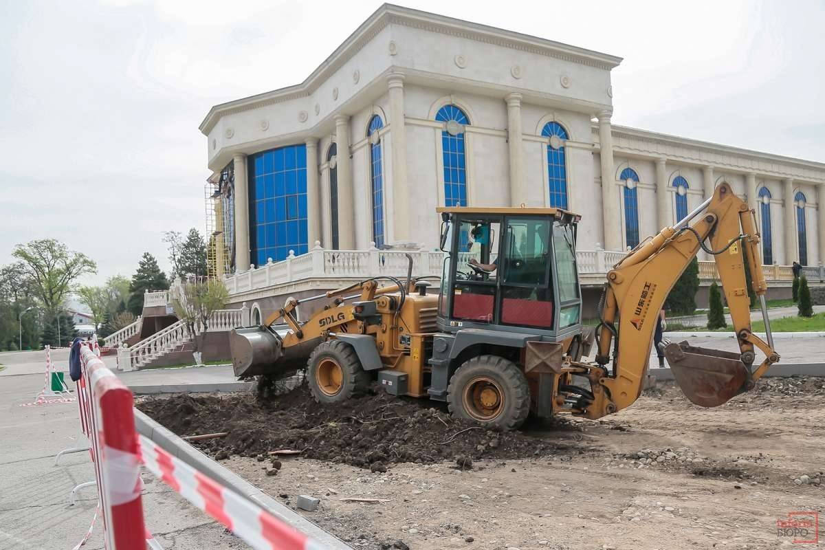 Сразу у входа в парк начали переделывать тротуары