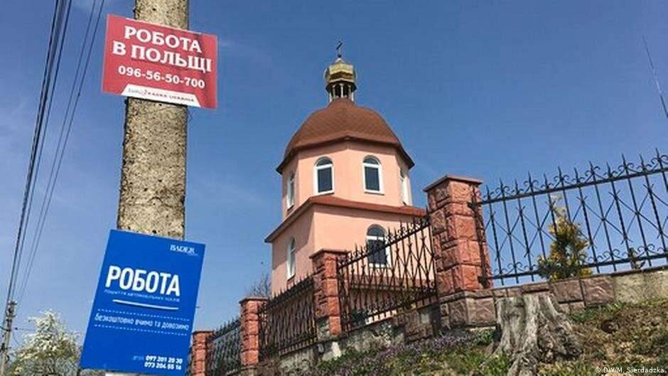 Объявление о работе в Польше на столбе в приграничном украинском городе