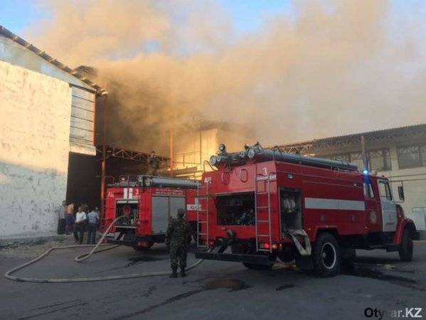 Пожарные тушат пожар на рынке в Шымкенте