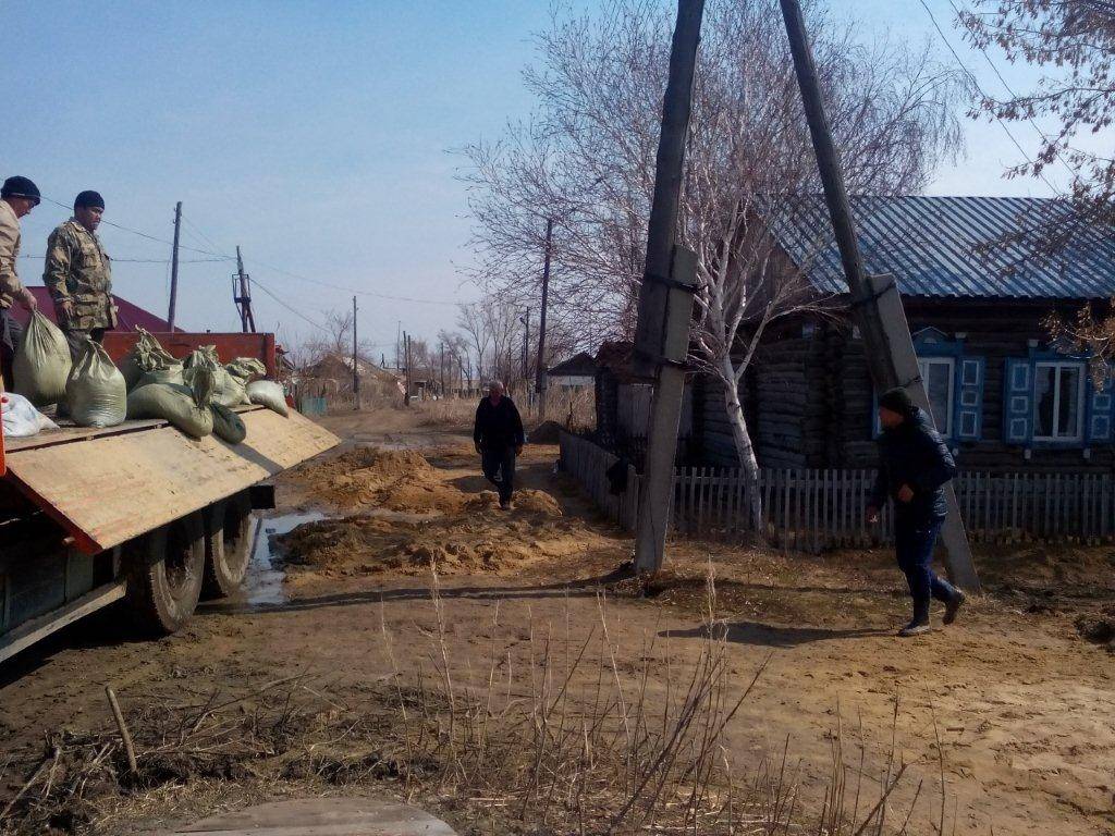 Спасатели делают насыпи, чтобы остановить воду