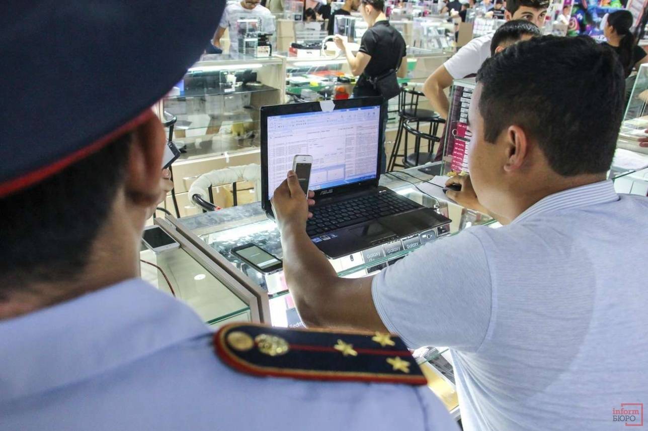 IMEI-коды каждого мобильного телефона проверяли полицейские