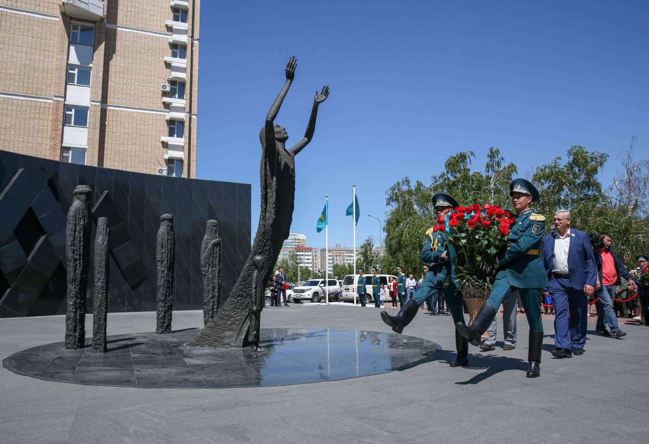 Церемония возложения цветов к памятнику жертвам голода в Нур-Султане