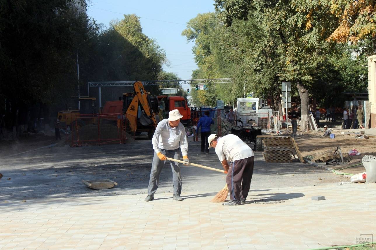 На Арбате по-прежнему шумят строители